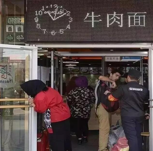 吃碗牛肉面也要進行安全檢查，可見網(wǎng)友所言非虛