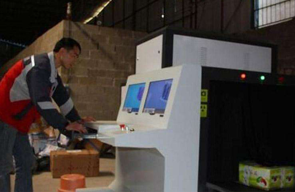 安檢機(jī)正在過(guò)包檢測(cè)