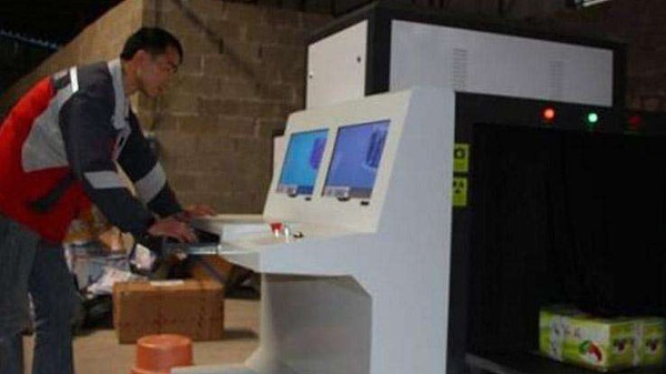 安檢機(jī)正在過包檢測(cè)