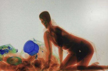 人在安檢機內(nèi)呈現(xiàn)出的圖像